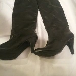 Heeled leather boots